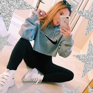 CROPPED GREY NIKE HOODIE!!¡